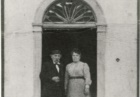 Facchina con la moglie Antonietta Della Savia, sulla porta di casa (1899) 